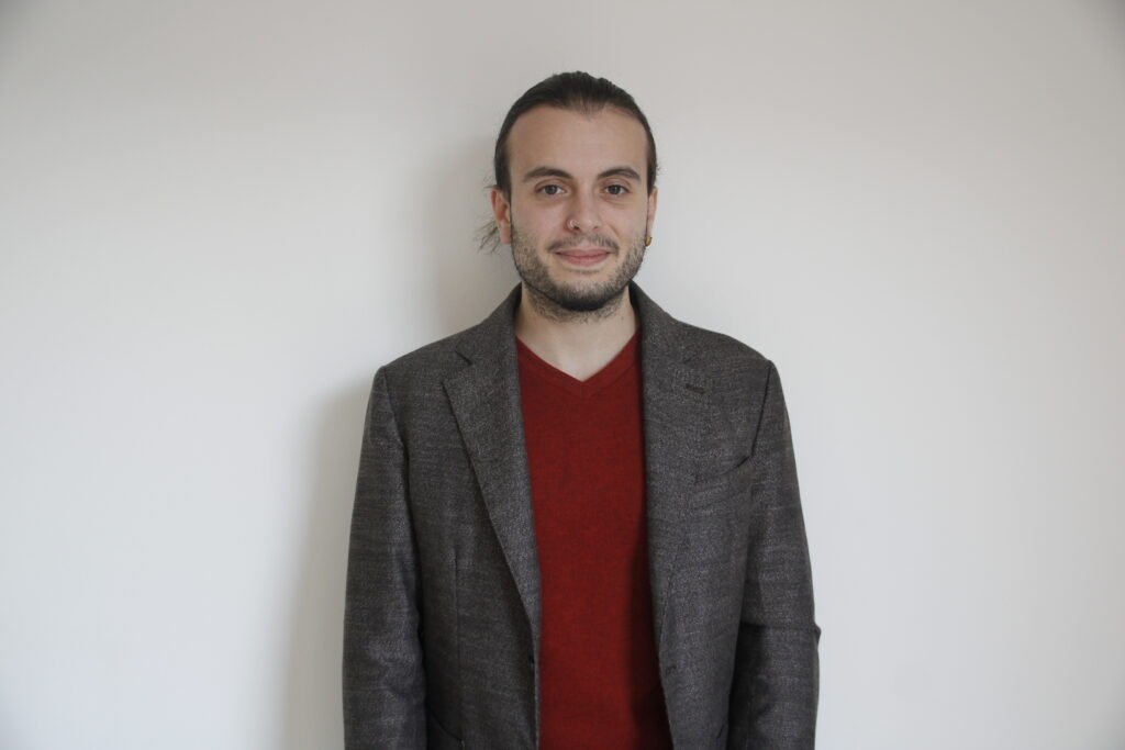 Ritratto di Samuele Davì, psicologo cognitivo-comportamentale ed evolutivo-costruzionista, in posa sorridente.